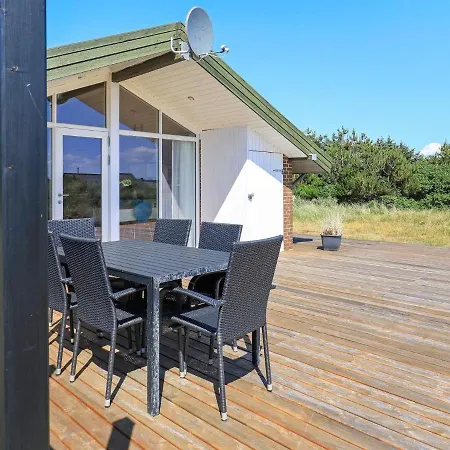 Three-bedroom Holiday In 1