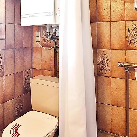 Three-bedroom Holiday In 1